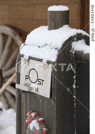 雪を被った風変わりな郵便ポスト 冬の郵便受け 家庭用郵便受けの写真素材