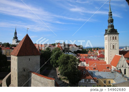 タリン　旧市街の街並み(ネイツィトルンと聖ニコラス教会) 54902680