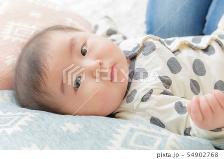 寝転がる赤ちゃん 54902768