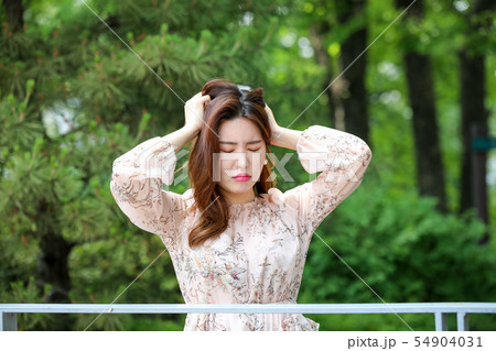 路上 長い髪 ロングヘア 54904031