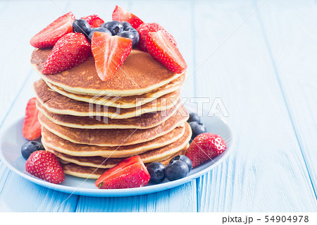 Tasty pancakes with blueberry and strawberry Tasty pancakes with blueberry and strawberry 54904978