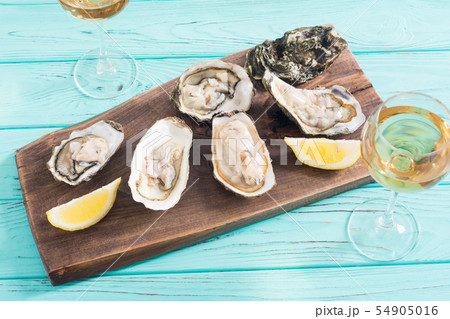 Fresh Oysters with lemon and white wine 54905016