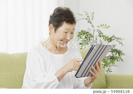 高齢者　女性　タブレット 54908116