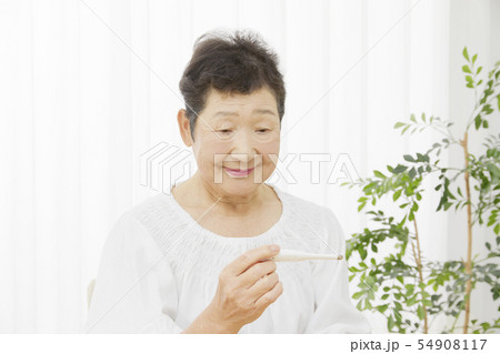 お年寄り　体温計 54908117