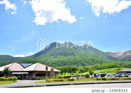 くじゅう長者原からの三俣山　九重連山　九重やまなみハイウェイ　大分県九重町 54908342
