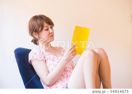 若い女性　ライフスタイル　読書　リラックス　のんびり　リビング　ホリデー　休日　ポートレート 54914075