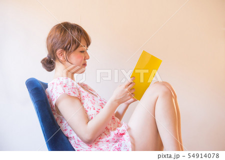 若い女性　ライフスタイル　読書　リラックス　のんびり　リビング　ホリデー　休日　ポートレート 54914078