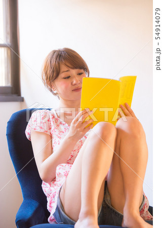 若い女性　ライフスタイル　読書　リラックス　のんびり　リビング　自己啓発　ポートレート 54914079