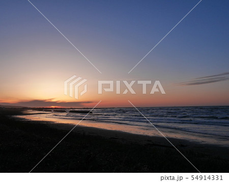 北海道紋別町の流氷岬の夕日 54914331