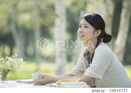 自然の中でくつろぐ女性 自然の中でくつろぐ女性 54914737