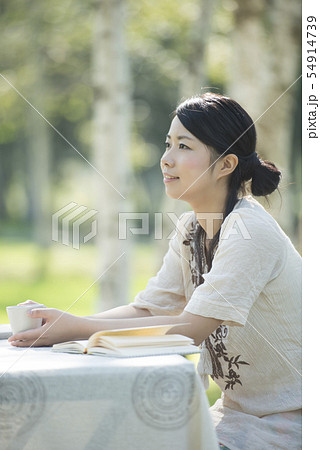 自然の中でくつろぐ女性 自然の中でくつろぐ女性 54914739