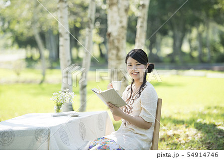 自然の中で読書をする女性 54914746