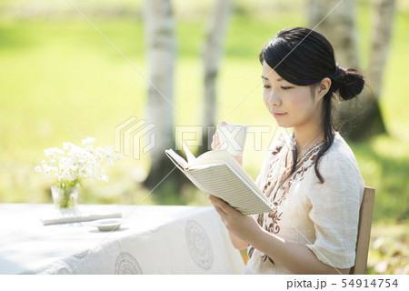 自然の中で読書をする女性 54914754