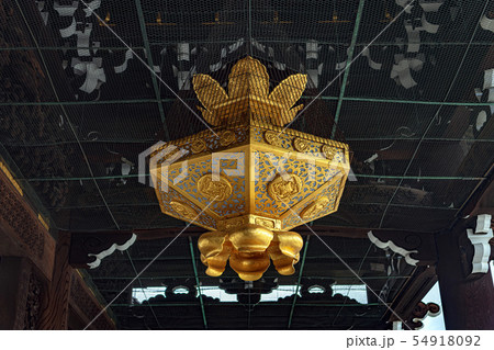 東本願寺 御影堂門 黄金色の吊り灯籠 54918092