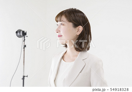 スタジオ撮影イメージ 横顔のモデル スタジオ撮影イメージ 横顔のモデル 54918328