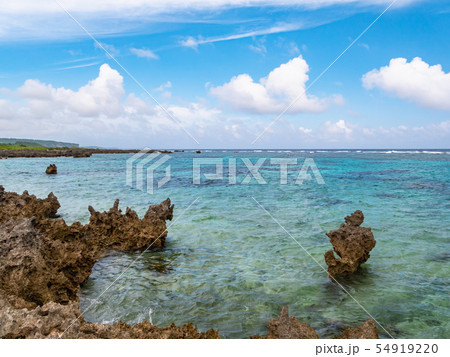 宮古島・シギラビーチの早朝の珊瑚礁とエメラルドの海 宮古島・シギラビーチの早朝の珊瑚礁とエメラルドの海 54919220