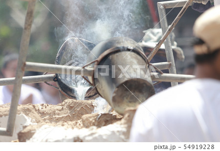 Charcoal furnace make for gold Buddha statue Charcoal furnace make for gold Buddha statue 54919228
