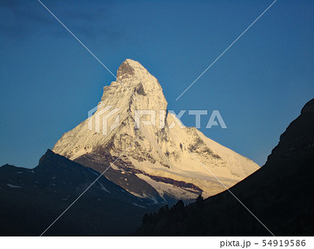 ホテルテラスより　朝焼けのマッターホルン　 54919586