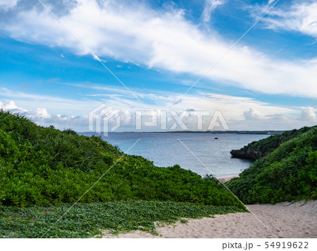 宮古島・砂山ビーチの砂丘と宮古ブルーの海の朝景 54919622