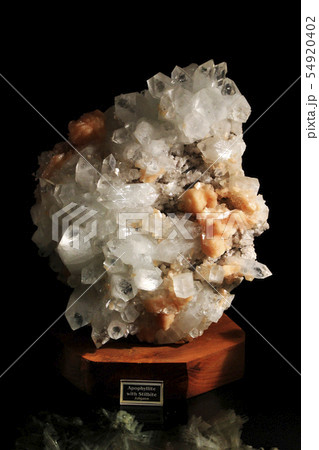 Apophyllite with stilbite from Jalgoan, Sinner Apophyllite with stilbite from Jalgoan, Sinner 54920402