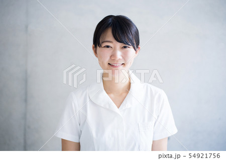 若手女性看護師 54921756