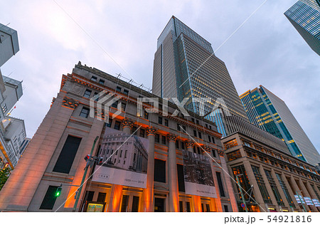 日本の東京都市景観　三井本館や日本橋三井タワーなどを望む 54921816
