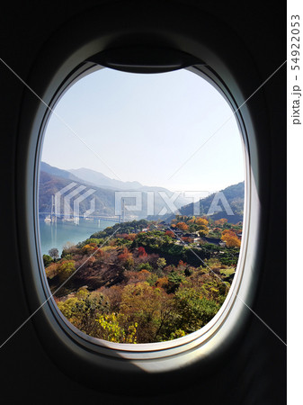 飛行機 窓 子供 54922053