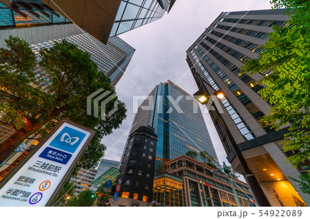 日本の東京都市景観　三越前駅や「室町三丁目南」などを望む 54922089
