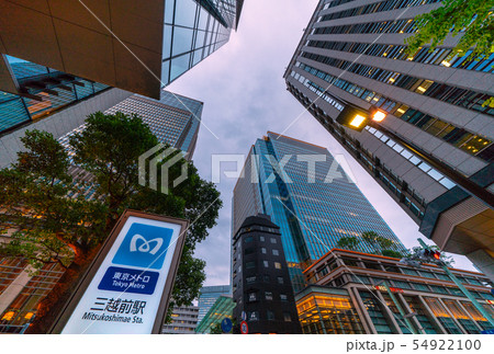 日本の東京都市景観　三越前駅や「室町三丁目南」などを望む 54922100
