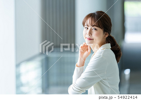ビジネスウーマン  ビジネスイメージ  働く女性 54922414