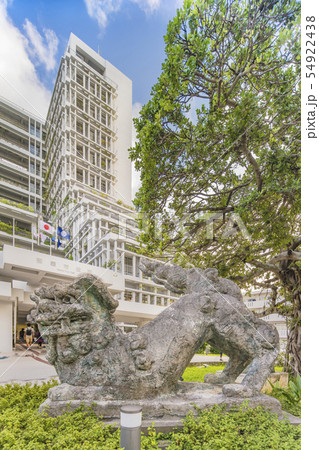 沖縄県の那覇市の那覇市役所の前に立つシーサーの彫刻 54922438