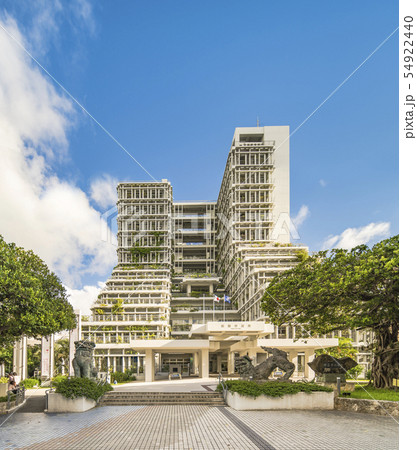 沖縄県の那覇市に立つ那覇市役所の鉄筋コンクリート構造の建物 54922440