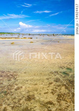 下地島・佐和田の浜の波と巨岩の絶景ビーチ 54924417