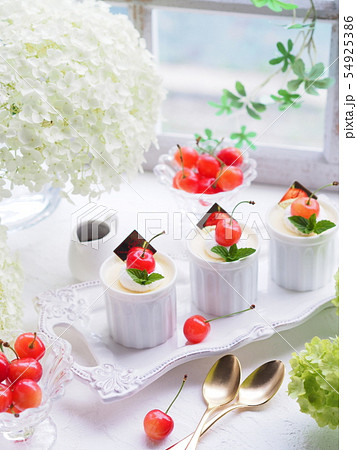 オシャレなサクランボプリン 54925386
