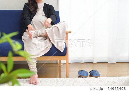 レッグウォーマーで脚を温める妊婦 レッグウォーマーで脚を温める妊婦 54925498