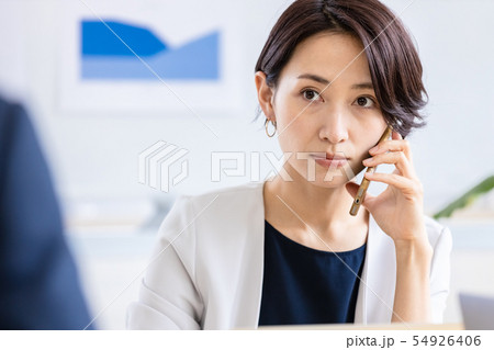 女性　ビジネス　電話　スマホ 54926406