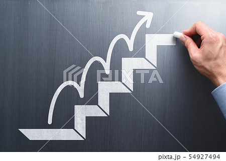 成功へのステップのイメージ。階段と矢印を黒板に描く男性の手。 54927494
