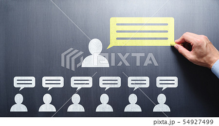 仕事のコミュニケーションのイメージ。人と吹き出しを黒板に描く男性の手。 仕事のコミュニケーションのイメージ。人と吹き出しを黒板に描く男性の手。 54927499