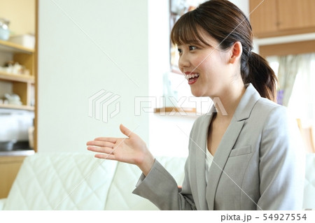 自宅訪問のセールスイメージ 自宅訪問のセールスイメージ 54927554
