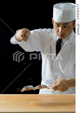 鰆に塩を振る板前 54928177