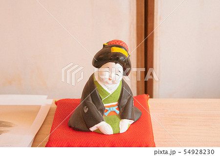 日本のイメージ素材：幸福・商売繁盛を招く笑顔がかわいい店頭の「おたふく・お福さん人形」 54928230