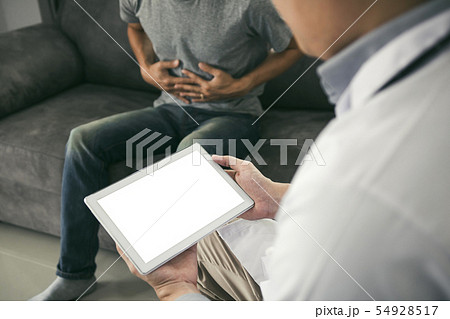 Doctor visited the patient while using tablet 54928517