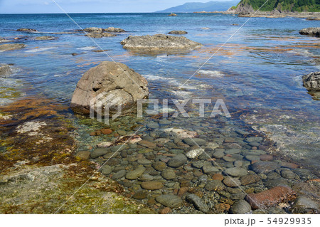 北海道せたな町大成区長磯海岸で青い海と岩礁の夏の風景を撮影 北海道せたな町大成区長磯海岸で青い海と岩礁の夏の風景を撮影 54929935