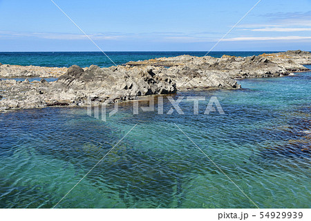 北海道せたな町大成区長磯海岸で青い海と岩礁の夏の風景を撮影 北海道せたな町大成区長磯海岸で青い海と岩礁の夏の風景を撮影 54929939