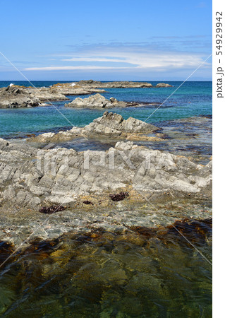 北海道せたな町大成区長磯海岸で青い海と岩礁の夏の風景を撮影 北海道せたな町大成区長磯海岸で青い海と岩礁の夏の風景を撮影 54929942