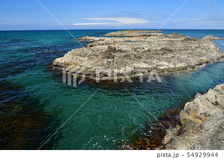 北海道せたな町大成区長磯海岸で青い海と岩礁の夏の風景を撮影 北海道せたな町大成区長磯海岸で青い海と岩礁の夏の風景を撮影 54929944