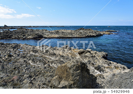 北海道せたな町大成区長磯海岸で青い海と岩礁の夏の風景を撮影 北海道せたな町大成区長磯海岸で青い海と岩礁の夏の風景を撮影 54929946