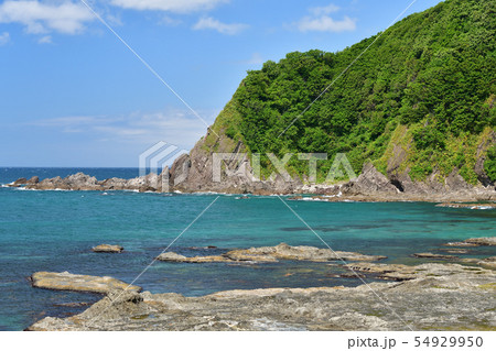 北海道せたな町大成区長磯海岸で青い海と岩礁の夏の風景を撮影 北海道せたな町大成区長磯海岸で青い海と岩礁の夏の風景を撮影 54929950