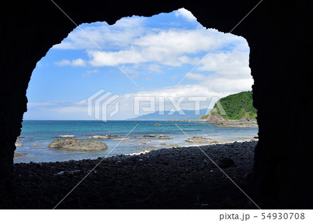 北海道せたな町大成区長磯海岸で洞穴のある夏の風景を撮影 北海道せたな町大成区長磯海岸で洞穴のある夏の風景を撮影 54930708
