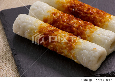 スレートプレートにのせられた、焼きちくわ。 54931047